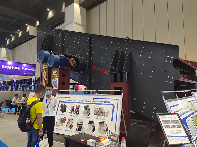 銷售經理為客戶講解中意破碎制砂設備