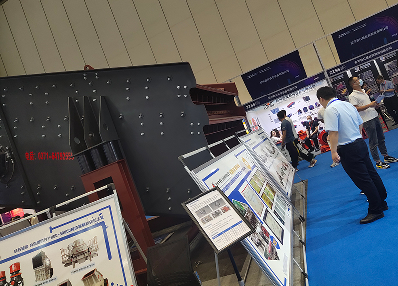 銷售經理給客戶介紹中意輪胎移動破碎設備及中意成果展示