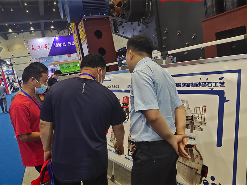 銷售經理給客戶介紹中意破碎制砂設備 銷售經理為客戶講解中意破碎制砂設備