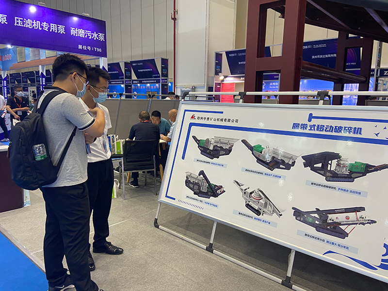 銷售經理給客戶介紹中意履帶移動破碎設備 銷售經理給客戶介紹中意履帶移動破碎設備