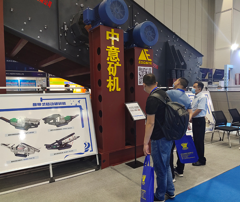 銷售經理為客戶講解3080大型稀油振動篩 銷售經理為客戶講解3080大型稀油振動篩